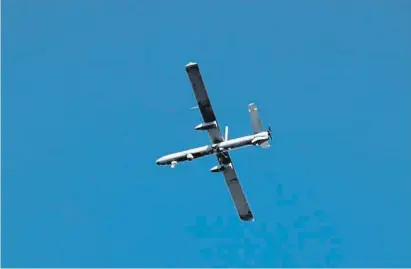  ?? JACK GUEZ / AFP ?? Un dron Hermes 450 de la fuerza aérea israelí sobrevolan­do Gaza el pasado 14 de marzo