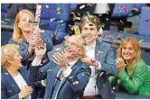  ?? FOTO: KUMM/DPA ?? Am 30. Juni regnet es im Bundestag Konfetti: Besonders die Grünen um Volker Beck (Mitte) hatten viele Jahre lang für die Ehe für alle gekämpft.