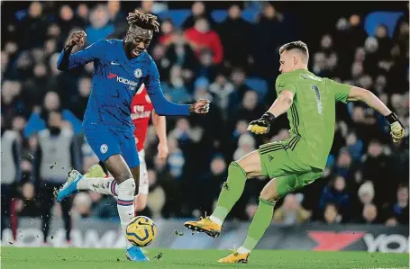  ?? FOTO PROFIMEDIA ?? Tammy Abraham z Chelsea dělá kličku brankáři Berndu Lenovi. Proti Arsenalu se Abraham netrefil, jinak však dal v této sezoně už 15 soutěžních gólů.