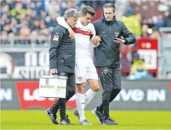  ?? FOTO: BAUMANN/IMAGO IMAGES ?? Der Kapitän muss von Bord: Marc Oliver Kempf (M.) fehlt dem VfB sechs bis acht Wochen.