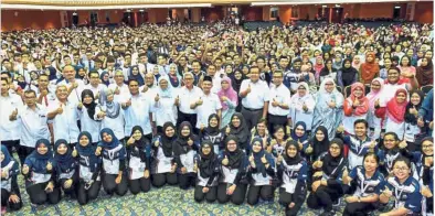  ??  ?? Dr Mazlee (middle, standing in the first row) with staff and students at the UTHM campus.