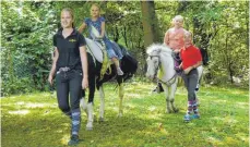  ?? FOTO: ?? Lisa Bühler und Merle Hoffmann führen die Ponys beim Ponyreiten.