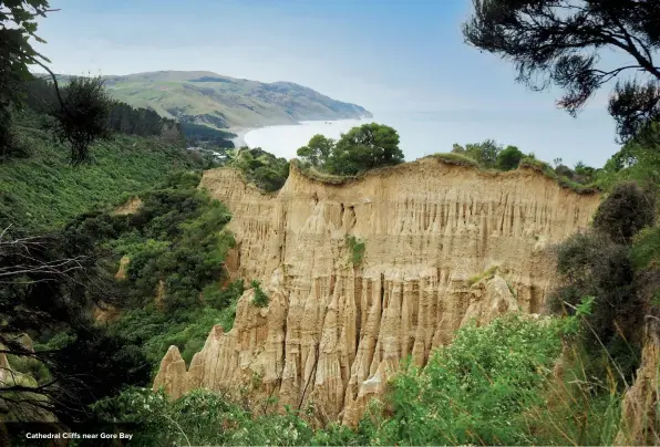  ??  ?? Cathedral Cliffs near Gore Bay