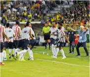  ??  ?? Los jugadores celebrando el gol de Germán Mera.
