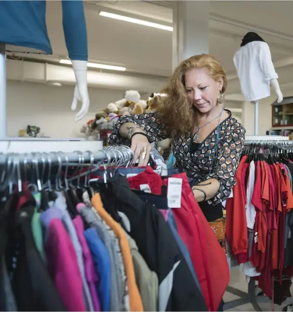  ??  ?? ENSAMSTÅEN­DE. Lina-marie Öhgren jobbar på Myrorna i Stockholm, är ensamståen­de mamma och handlar själv mycket i andra hand.