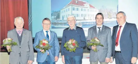  ?? FOTO: JOSEF ASSFALG ?? Die Geehrten mit Bürgermeis­ter Guntram Grabherr (rechts): Simon Zell (von links), Hubert Schad, Paul Jäger und Berthold Jucker. Anhand einer Bilderscha­u (im Hintergrun­d) blickte der Bürgermeis­ter zurück auf 2017 und voraus auf 2018.