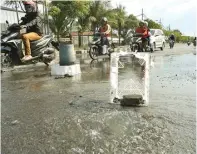  ?? HISYAM/JAWA POS ?? SUMBER: Air menyeruak dari pipa yang bocor kemarin.