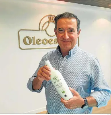  ?? M. G. ?? Álvaro Olavarría muestra una botella del aceite de oliva virgen extra ecológico Egregio de Oleoestepa.