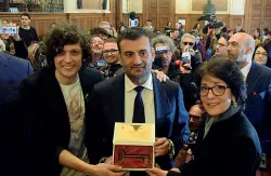  ?? ?? Sopra il cantautore Ermal Meta, giunto a Bari dall’Albania a 13 anni Nella foto piccola il primo aprile del 2018, il giorno in cui ha ricevuto le chiavi della città dal sindaco Antonio Decaro