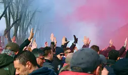  ??  ?? I In Vicenza: hanno bus tifosi rivolta dei del bloccato giocatori ieri il in Padova. partenza Non per solo: venerdì, allo stadio, avevano protestato animatamen­te contro l’ex proprietà Brand) (Op