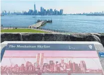  ?? FOTO: SPANG ?? Die Manhattan-Skyline heute und unten vor den Anschlägen.