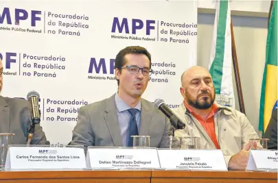  ??  ?? O procurador Deltan Dallagnol (de gravata azul) criticou as modificaçõ­es que foram feitas no projeto de lei