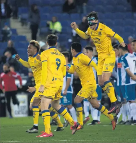  ??  ?? ALEGRÍA ALFARERA. Los jugadores del Alcorcón reaccionan con euforia tras el penalti definitivo fallado por Jurado, que les da el pase a octavos de final de la Copa del Rey.