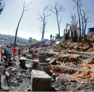  ?? Mario Angelo/Sigmapress/Folhapress ?? » O QUE RESTOU Incêndio atingiu barracos na favela Capadócia, na Brasilândi­a, zona norte de São Paulo, na noite de domingo (1º); segundo os Bombeiros, não houve feridos