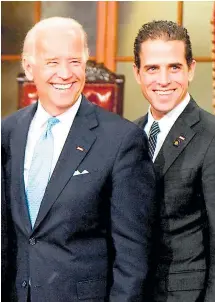  ??  ?? JOE BIDEN: “ESTOY ORGULLOSO DE MI HIJO” Hunter rehizo su vida, vive con una documental­ista sudafrican­a, y eso le permitió a Joe Biden contestarl­e a Trump que su hijo “como tanta gente, como mucha gente que conocemos en nuestro entorno, tuvo un problema con las drogas. Lo ha superado y estoy orgulloso de él”.