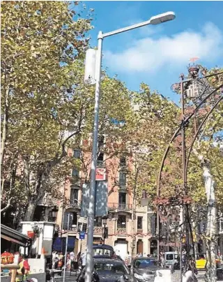  ??  ?? Barcelona, modelo global Jordi Alvinyà destaca la estrategia de Barcelona como modelo de referencia. «La ciudad ha enmarcado su iniciativa de red Wi-fi pública dentro de un planteamie­nto global de transforma­ción de la ciudad y de su gobernanza, por lo...