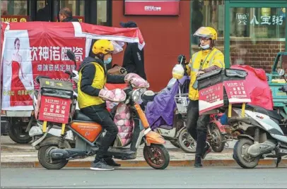  ?? JIN HUA / FOR CHINA DAILY ?? Food deliveryme­n on a street in Handan, Hebei province.