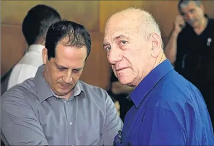  ?? FINBARR O'REILLY / AFP ?? El ex primer ministro Ehud Olmert esperando la lectura de la sentencia, ayer en el tribunal de Tel Aviv