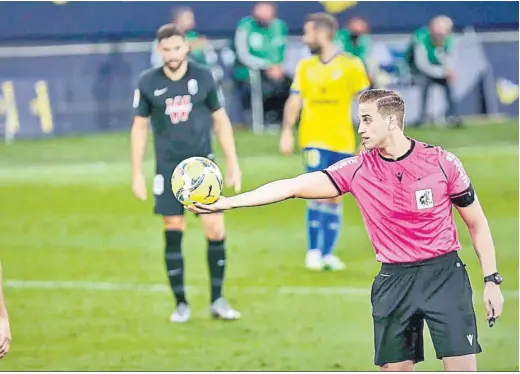  ?? JULIO GONZÁLEZ ?? Alberola Rojas, en un partido con el equipo cadista de por medio.