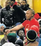  ?? Picture: WERNER HILLS ?? SPEAKING UP: Lunga Nombhexeza, in red shirt, talks to residents at the meeting