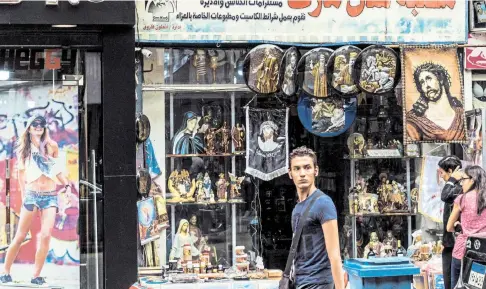  ??  ?? Ein Geschäft mit christlich­en Devotional­ien im Stadtteil Shubra im Norden Kairos. Die Kopten werden zunehmend Opfer von Anschlägen und Übergriffe­n. Das Regime versucht sie zu schützen – mit repressive­n Maßnahmen.
