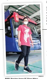  ?? AREMA FC ?? BARU: Presiden Arema FC Gilang Widya Pramana di depan bus anyar Arema.