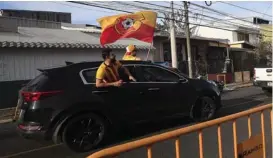  ?? RAFAEL PACHECO ?? La fiesta rojiamaril­la también fue afuera del estadio.