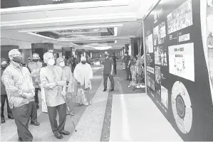  ?? — Gambar Bernama ?? PAMERAN: Al-Sultan Abdullah (dua kiri) dan Raja Permaisuri Agong Tunku Azizah (dua kanan) berkenan melihat ruang pameran pada Majlis Santapan Malam bersempena Sambutan 100 Tahun Gerakan Koperasi di Kuala Lumpur, kelmarin.