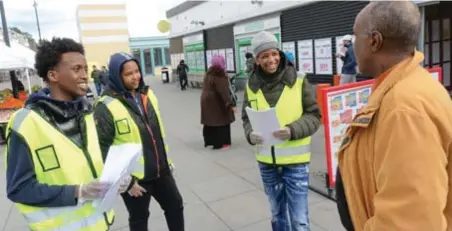  ??  ?? FÖREBILDER. Haroun Asser, Shuayb Ali och Isse Hagi delade ut coronainfo­rmation i Tensta i söndags.