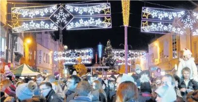  ??  ?? Pictured are crowds at the Loughborou­gh Christmas lights switch on in Loughborou­gh town centre.