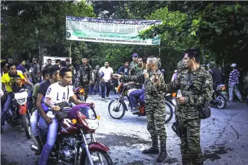  ?? — AFP photo ?? MILF members secure Camp Darapanan in Sultan Kudarat, Maguindana­o on Mindanao in this file photo