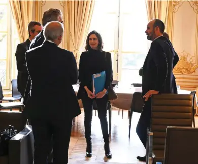  ??  ?? Indispensa­ble.
Marguerite Cazeneuve aux côtés d’Edouard Philippe et d’autres membres du cabinet du Premier ministre, le 25 novembre.