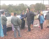  ??  ?? Imagen del concejal Gilberto Ruffinelli, junto a algunos de los ocupantes del predio ferroviari­o en Paraguarí.