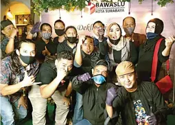  ?? UMAR WIRAHADI/JAWA POS ?? INSAN KREATIF: Penulis cerita Andrie Sukiswoko (pertama dari kanan) dan kru pemain film pendek Kampanye Dino Iki setelah nobar dalam acara deklarasi damai Bawaslu di Hotel Majapahit pada Jumat (25/9).