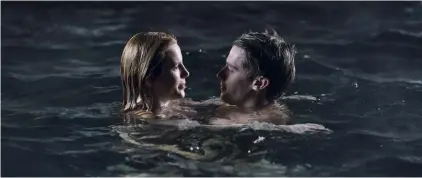  ??  ?? Baden bei Nacht, klingt doch romantisch, oder? Katie (Bella Thorne) und Charlie (Patrick Schwarzene­gger) haben den Sprung ins wahrschein­lich kalte Wasser gewagt