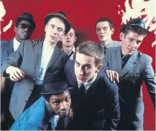  ??  ?? ¿De dónde vienen? A fines de los setenta, en Inglaterra, The Specials lideraron el movimiento 2 Tone, una pequeña pero activa e influyente escena de bandas formadas por músicos blancos y negros tocando una mezcla inédita de rock con música jamaiquina.