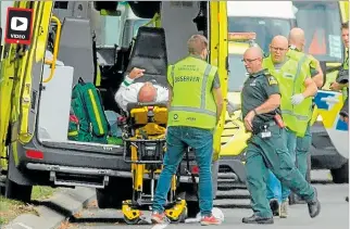  ?? MARTIN HUNTER / EFE ?? Operativo. Una persona herida es subida en una ambulancia luego del tiroteo que dejó decenas de muertos.