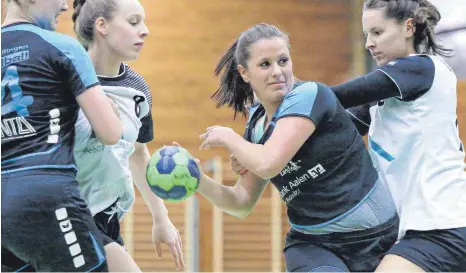  ?? FOTO: PETER SCHLIPF ?? Die HG-Handballer­innen (schwarzes Trikot) mussten ein Niederlage hinnehmen.