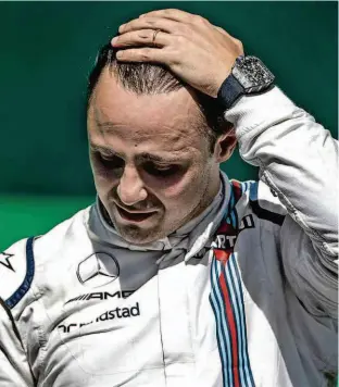  ?? Eduardo Anizelli/Folhapress ?? Felipe Massa chora ao se despedir do público em Interlagos na última corrida do brasileiro pela Fórmula 1; o piloto da Williams terminou a prova em sétimo