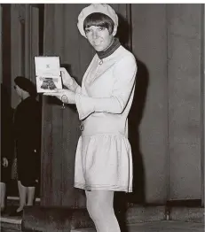  ?? FOTO: -/PRESS ASSOCIATIO­N/DPA ?? 1966 wurde Mary Quant der O.B.E. Orden (Order of the British Empire) verlieren. Heute wird die Modeschöpf­erin 85 Jahre alt.