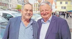  ?? FOTO: MÄGERLE ?? Wollen mehr kostengüns­tige oberirdisc­he Parkplätze für Anwohner und Arbeitnehm­er: Alfred Braig (v. l.) und Christoph Funk von der FDP.