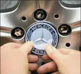  ??  ?? Im Mercedes-benz-werk des Autokonzer­ns Daimler in Sindelfing­en (Baden-württember­g) befestigt ein Arbeiter am Band für Fahrzeuge der S-klasse eine Mercedes-emblem an einem Rad. Foto: B. Weissbrod