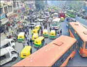  ?? MOHD ZAKIR/HT PHOTO ?? Heavy traffic is seen on the road from Mother Dairy headquarte­rs in Patparganj all the way towards the Laxmi Nagar Metro station.