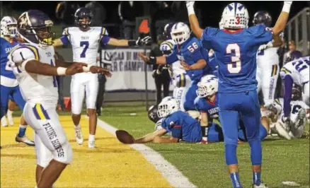  ?? STAN HUDY - SHUDY@DIGITALFIR­STMEDIA.COM ?? Saratoga Springs quarterbac­k Wes Eglintine reaches across the goal line after the whistle with Christian Kondo (3) signaling for the score with Troy High’s Joey Ward (1) and Joe Casale (7) signalling no score late in the Class AA Super Bowl Friday,...