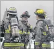  ?? SARA ERICSSON ?? Firefighte­rs gather as they get ready to enter the house.