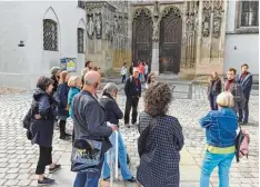  ?? Foto: Michael Schreiner ?? Flanieren mit Anregungen: Philosoph Philipp Tschochohe­i (zweiter von rechts) spricht am Dom über die Kraft der Fantasie.