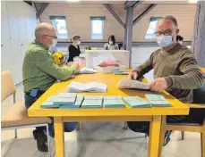  ?? FOTO: SCHNEIDER ?? Nellinger Wahlhelfer prüfen die Gültigkeit der Briefwahls­timmen.