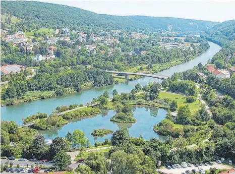  ?? FOTO: UWE JAUSS ?? Der Main-Donau-Kanal bei Riedenburg im Altmühltal: Die Wasserstra­ße hat die Landschaft stark verändert. Schiffe fahren aber spärlich.