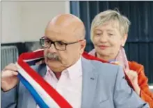 ??  ?? Doyenne du conseil municipal, Maryse Dumoulin remet l’écharpe tricolore à Eric Miquel, 28ème maire de Montréjeau, premier maire depuis 1792 à être élu pendant 3 mandats (consécutif­s).