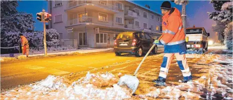  ?? ARCHIVFOTO: FELIX KÄSTLE ?? Der Winterdien­st ist eine wichtige Aufgabe der städtische­n Baubetrieb­shöfe. Denn bei Schneefall geht ohne ihren Einsatz auf vielen Straßen und Gehwegen nichts mehr.